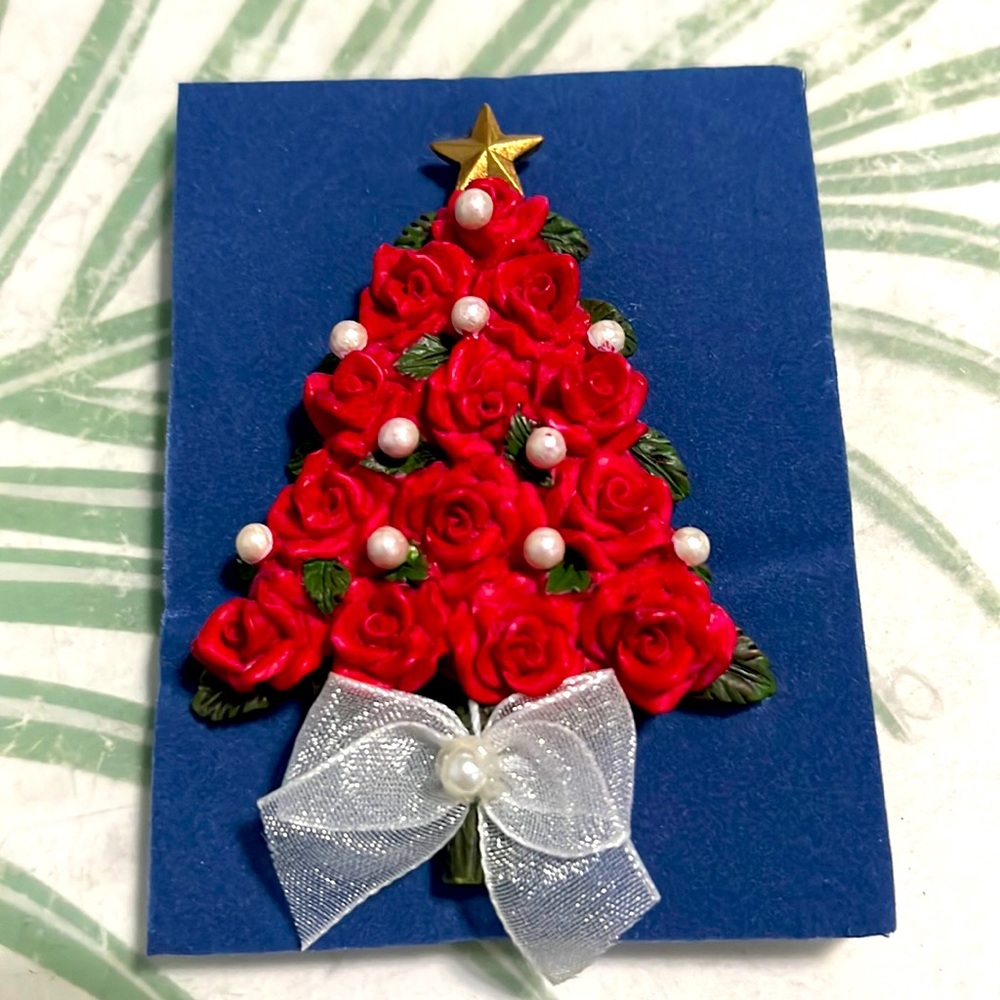Red roses Christmas tree pin.